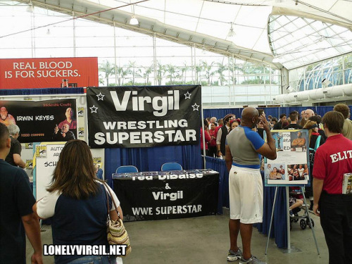 This one also found on google image, the wrestling superstar Virgil, complete with his misspelled Ted Dibiase sign, takes time out of his busy San Diego Comic Con schedule to have a look around.